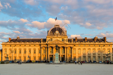 在美丽的日落中位于巴黎的军校背景图片