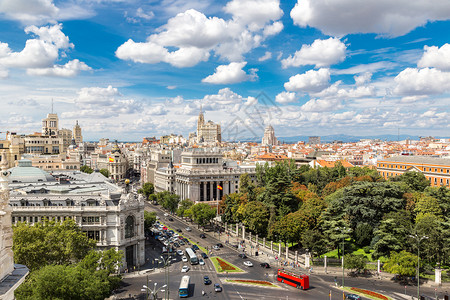 在美丽的夏日中西班牙人疯狂地在空气中看到广场高清图片