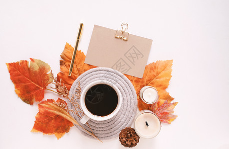 假贺卡和秋季日概念背景空白卡蜡烛叶咖啡和装饰图片