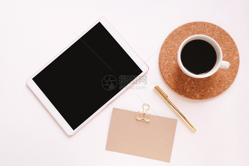 秋请假时工作空间办公桌平板背景为空白数字平板贺卡和热咖啡生活方式和季节概念模型风格图片