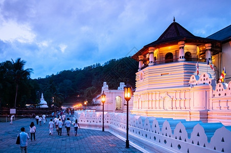 嘉康利201年6月3日Kandysrilanksridalmigw或圣牙的庙宇在黄昏Kandy最神圣的佛教寺庙背景