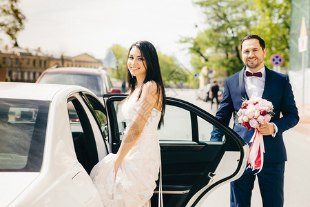 新婚夫妇的肖像在仪式后坐车里图片