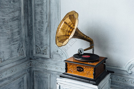 音乐设备旧的留声机车牌或纸盘木盒古董黄铜唱片播放器喇叭反向娱乐概念图片