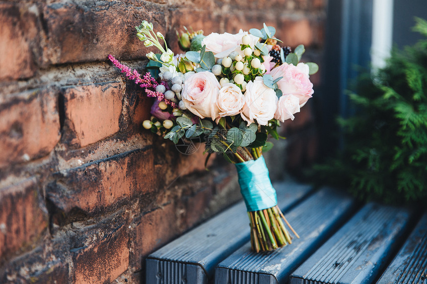 喜庆花朵在户外配制婚礼装饰品轻柔的玫瑰花朵图片