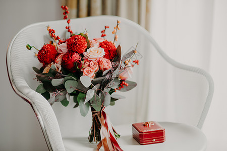 室内订婚戒指和扶手椅上的玫瑰花束婚礼和姻概念横向观点花卉节庆特别活动图片