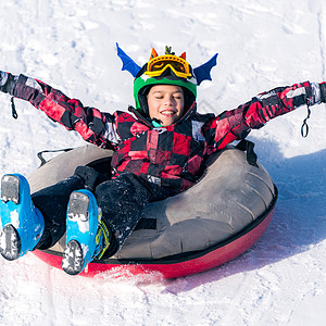 在滑雪圈里滑雪的男孩图片
