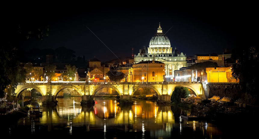 瓦蒂安城市罗马夜间圣彼得穹顶和特韦尔河的桥反射图片