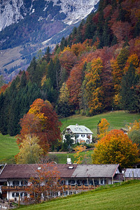 秋的风景高山背下村庄的美景背景图片