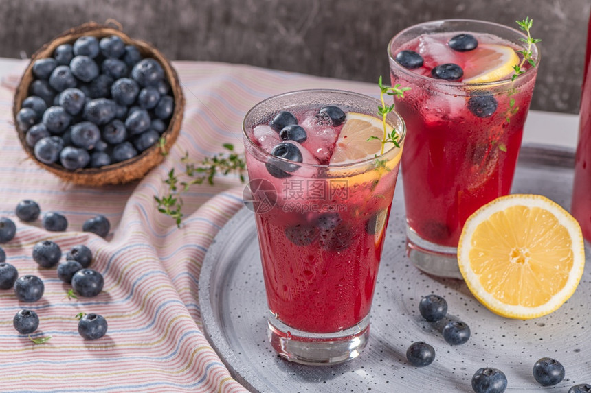 新鲜蓝莓夏季莫吉托鸡尾酒蓝莓柠檬汁或厨房柜台的桑格里亚图片