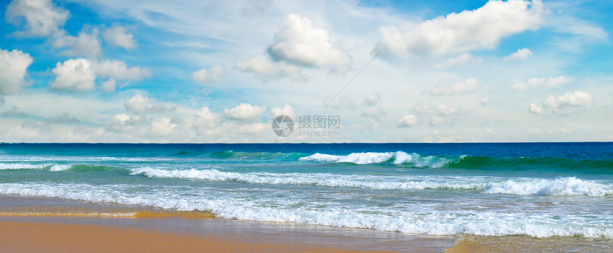 美丽的海滩沙绿的海洋蓝色天空云层宽阔的照片图片