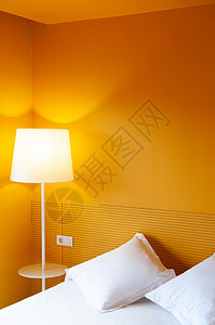 装有灯酒店风格枕头和清洁床单的黄色明墙壁卧室装饰图片