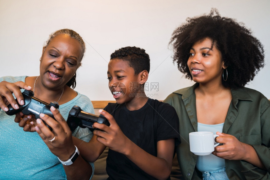 非洲的美洲的hld向祖母和亲教授如何使用游戏棍玩技术和生活方式概念图片