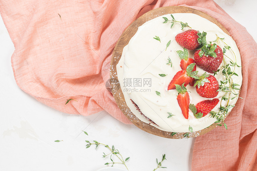红天鹅绒蛋糕在木板上草莓蛋糕魔鬼婚礼甜点生日派对美味甜点传统的美国甜点图片