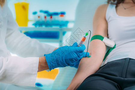 在科罗纳危机期间带有保护面罩的士为实验室分析提取血液用于化验分析背景图片