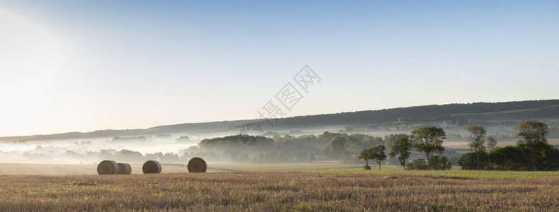 清晨亮光照耀加莱和布洛涅附近法国规范地和农庄的村以自然和马氏角opale背景