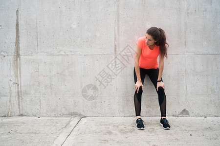 一名运动妇女脱离训练在灰色背景体育和健康生活方式下休息的肖像图片