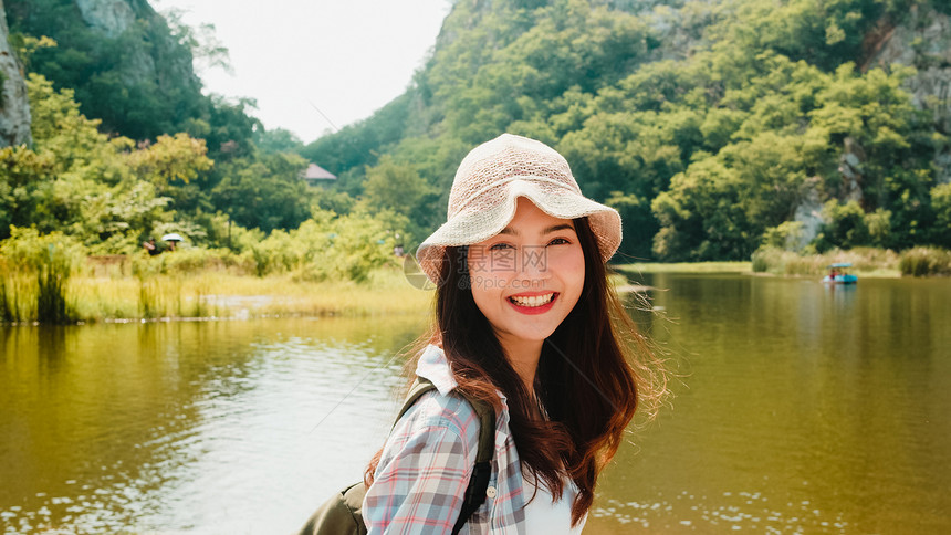 韩国少女享受节日探险快乐的自由图片