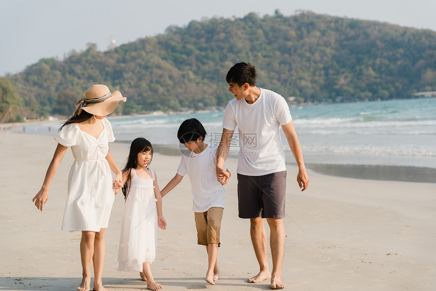 父亲妈和孩子在日落时一起海边散步旅行度假生活方式旅行假期暑概念图片