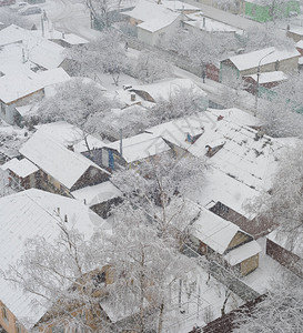 寒冬日下雪基夫乌克林的住宅区和私人建筑图片