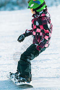 男孩在斜坡下滑雪图片