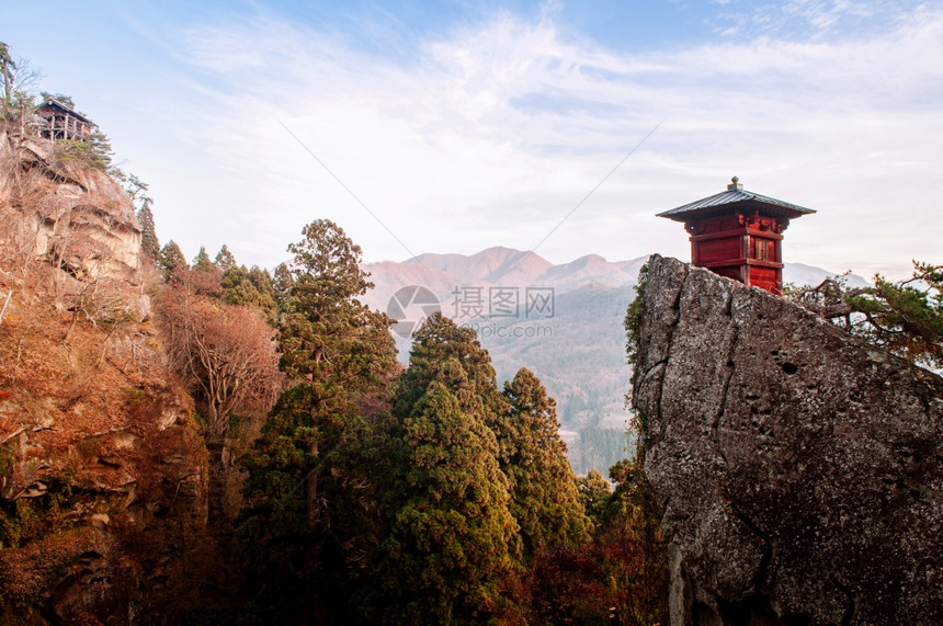 晚上在亚玛德拉的rishakuji寺庙的岩石悬崖上建起的红苏特拉仓库YamgtJpn图片