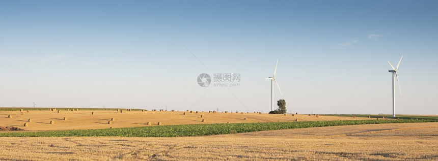 Amiens附近Frace北部收割后田地背景中有风力涡轮机图片