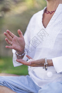 显化女水晶治疗师冥想显示有丰富的白结晶体能量工作显示丰度刻意用晶体冥想背景