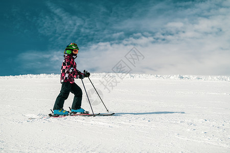 可爱的小孩滑雪下斜坡图片