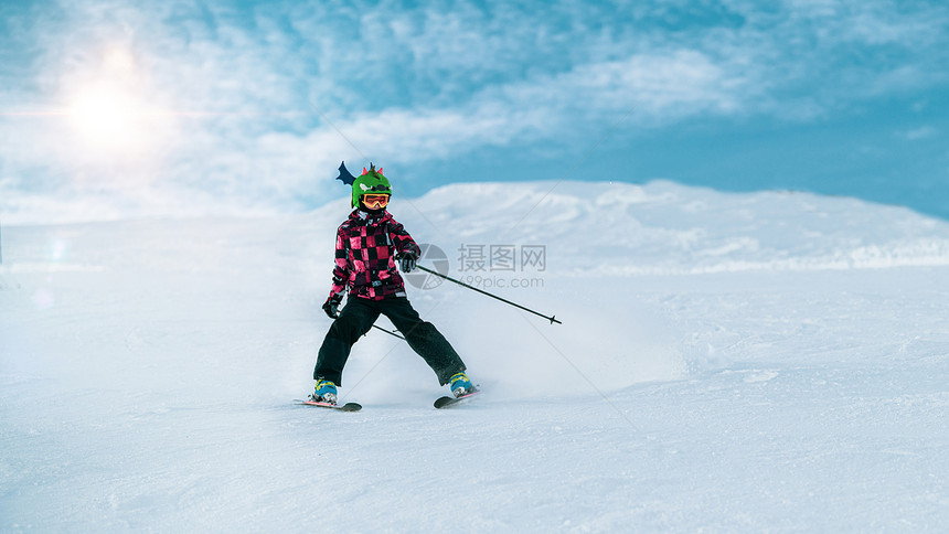 可爱的小孩滑雪下斜坡图片