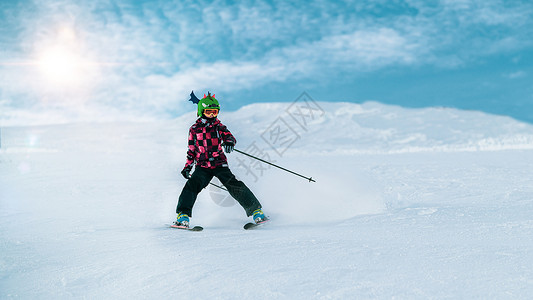 可爱的小孩滑雪下斜坡图片