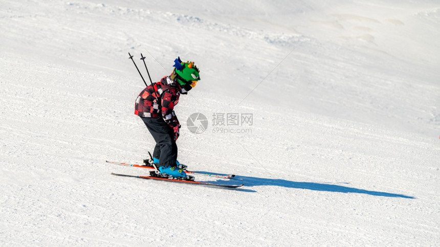 男孩在山上滑雪图片