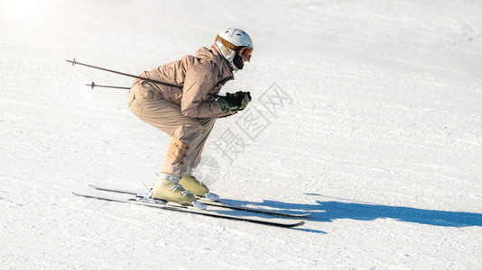 妇女滑雪图片