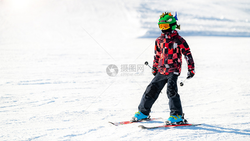 男孩在山上滑雪图片