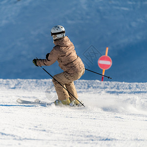 女子滑雪坡图片