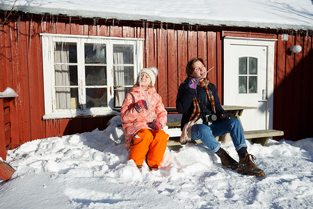 冬天挪威女孩手握冰雪花诺威背景图片