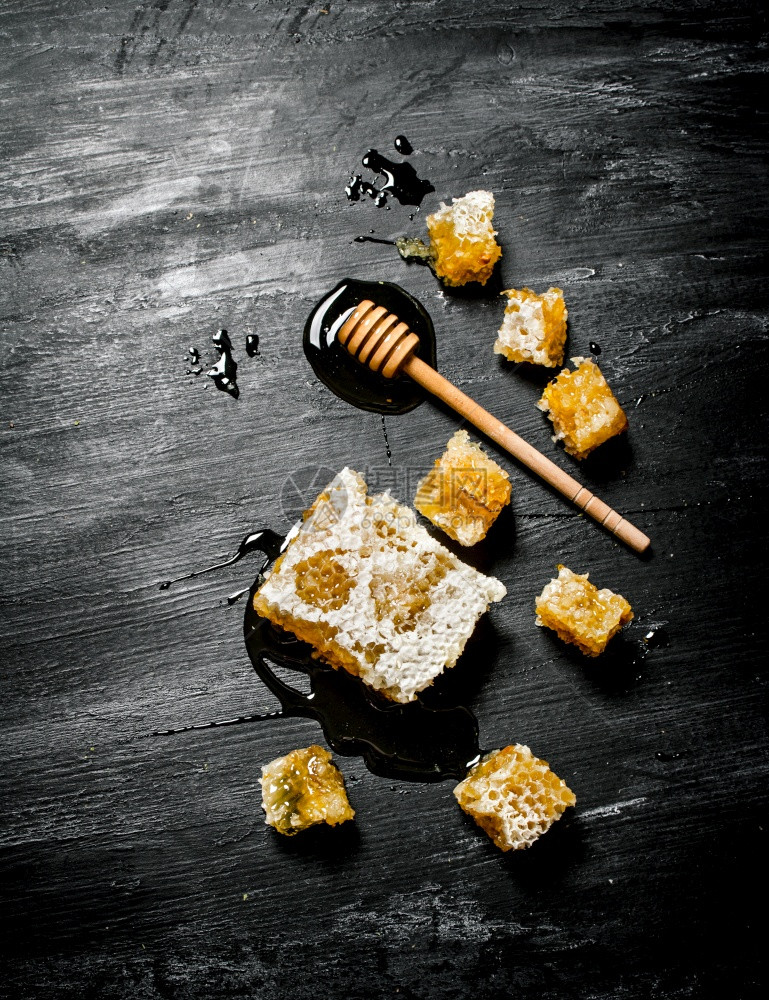蜂蜜背景天然梳子和木勺黑生锈桌上蜂蜜背景天然梳子和木勺图片