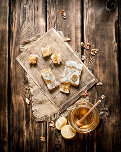 蜂蜜背景天然柠檬片和核桃木制背景天然蜂蜜柠檬片和核桃图片