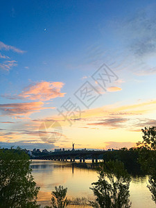 巴顿Dnipro河祖国纪念碑和帕顿桥的日落景色背景