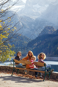 山上出家人坐在板凳观山背景图片