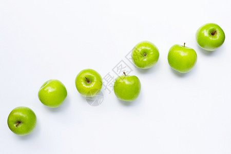 白色背景盘上的新绿苹果复制空格图片