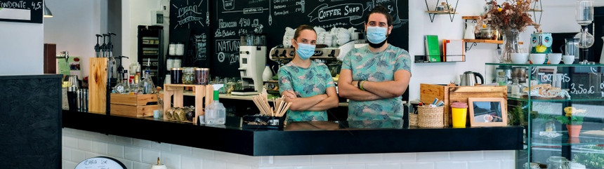 咖啡店主根据新的正常情况戴面罩咖啡店主戴面罩图片