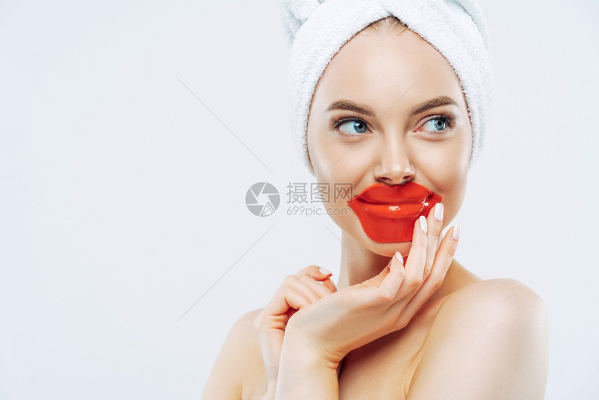 美丽的年轻女头部戴着水凝罩以遮住嘴唇有健康的光滑皮肤少许化妆和修甲尝试新的化妆品产美容治疗福利概念图片