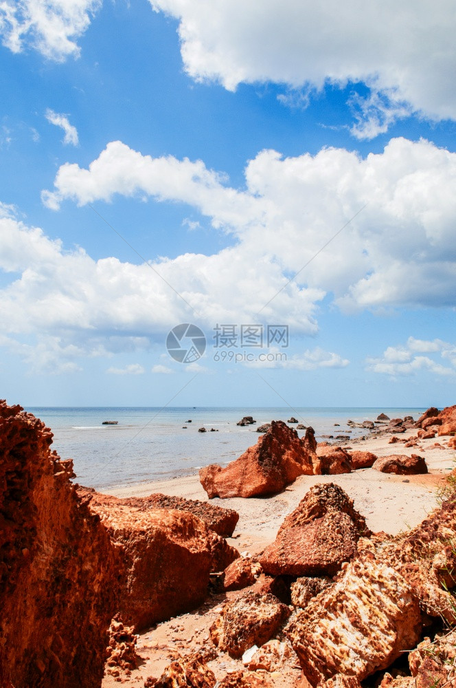 美丽宁静的热带岛屿宁静的热带岛屿红悬崖岩滩蓝色的天空和夏季云彩宁静海洋风景图片