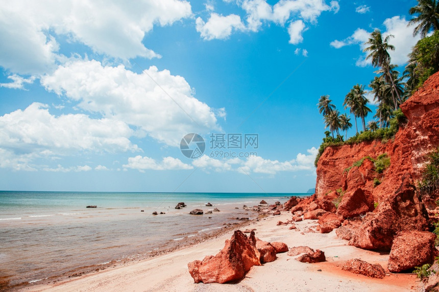 美丽宁静的热带岛屿宁静的热带岛屿红悬崖岩滩蓝色的天空和夏季云彩宁静海洋风景图片