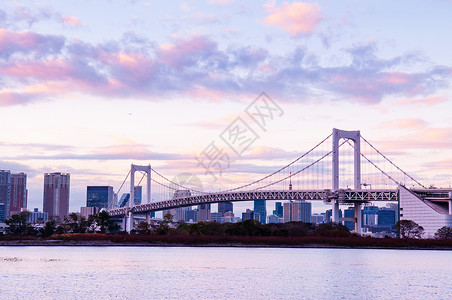 晚上日落时奥代伊巴彩虹桥和东京湾风景城市在粉红天空下以背景起伏图片