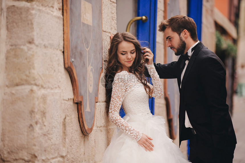 情侣在复古的建筑旁拍婚纱照图片