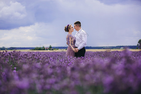 年轻情侣在熏衣草田里拍婚纱照图片