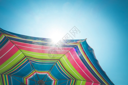 蓝色天空上多彩的伞式特端视图多彩的伞式特端视图图片