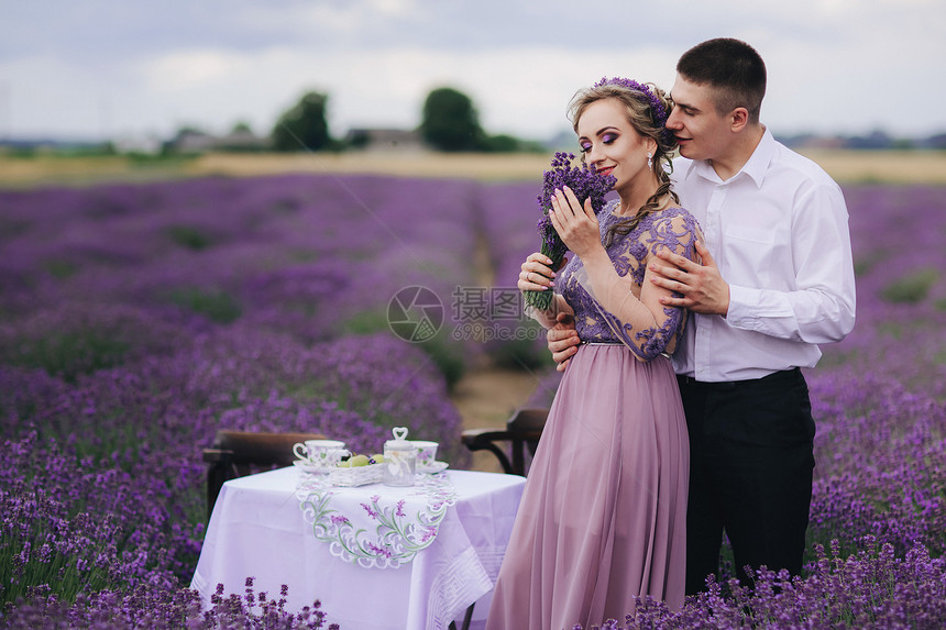 新娘欣赏薰衣草的香味图片