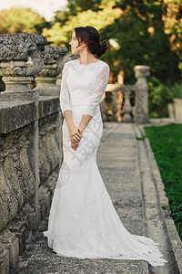 身着豪华礼服的美丽新娘站在大阳台上背景